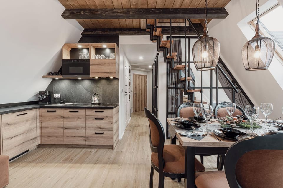 Kitchen or kitchenette, Dining area