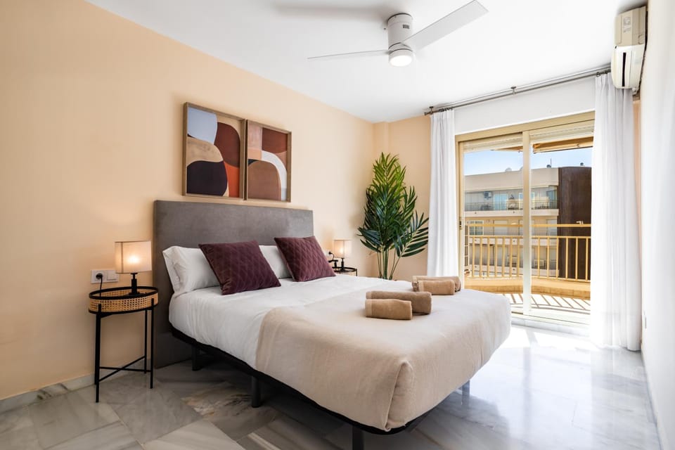 Bed, Photo of the whole room, Bedroom, fireplace, air conditioner