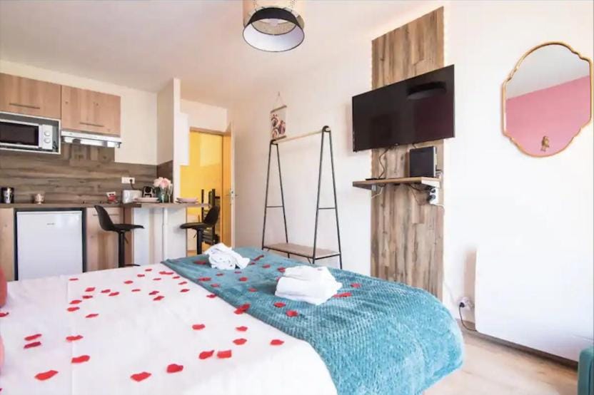 Bed, TV and multimedia, Seating area, Dining area, kitchen