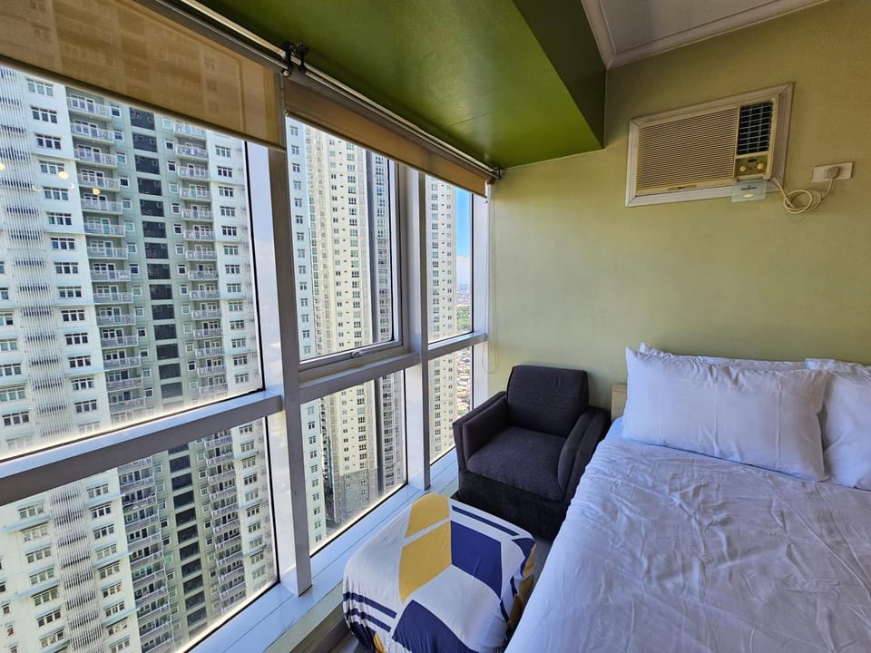 Bed, Seating area, Bedroom, air conditioner