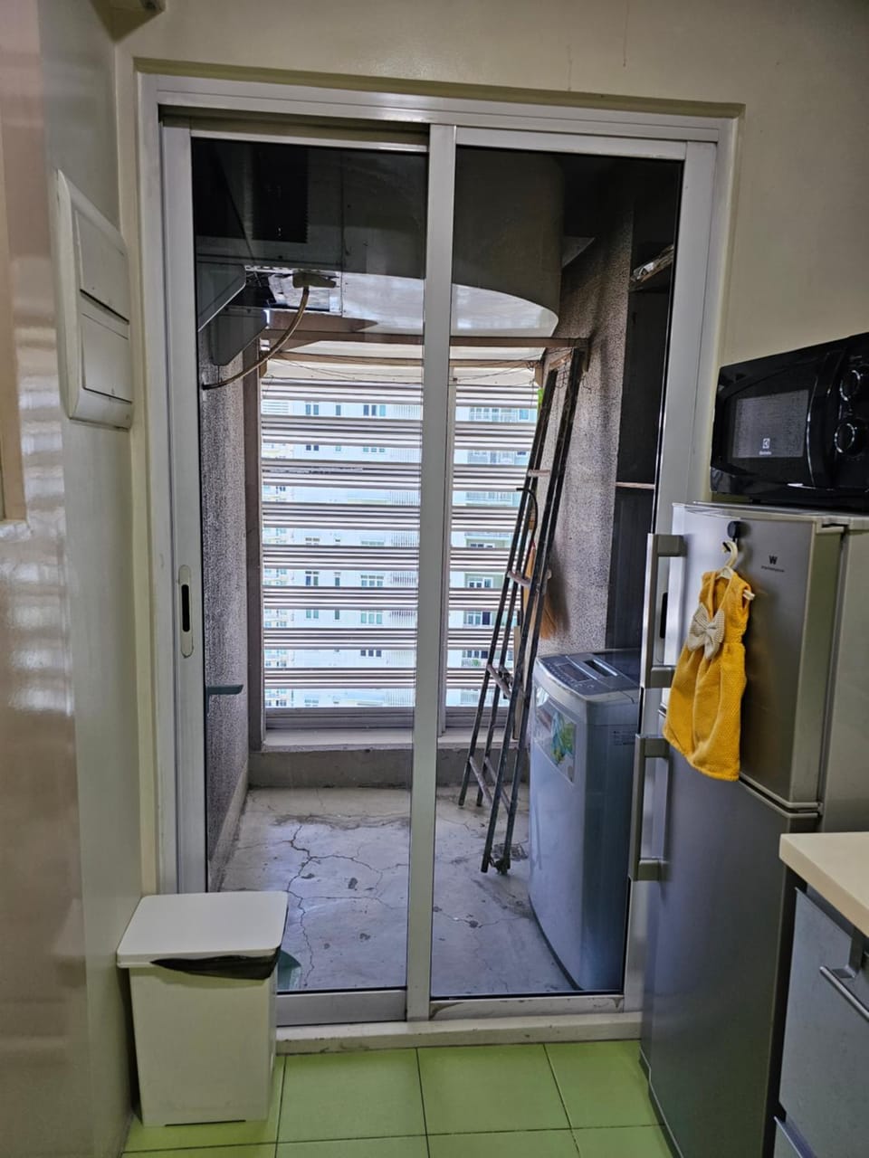 Kitchen or kitchenette, minibar