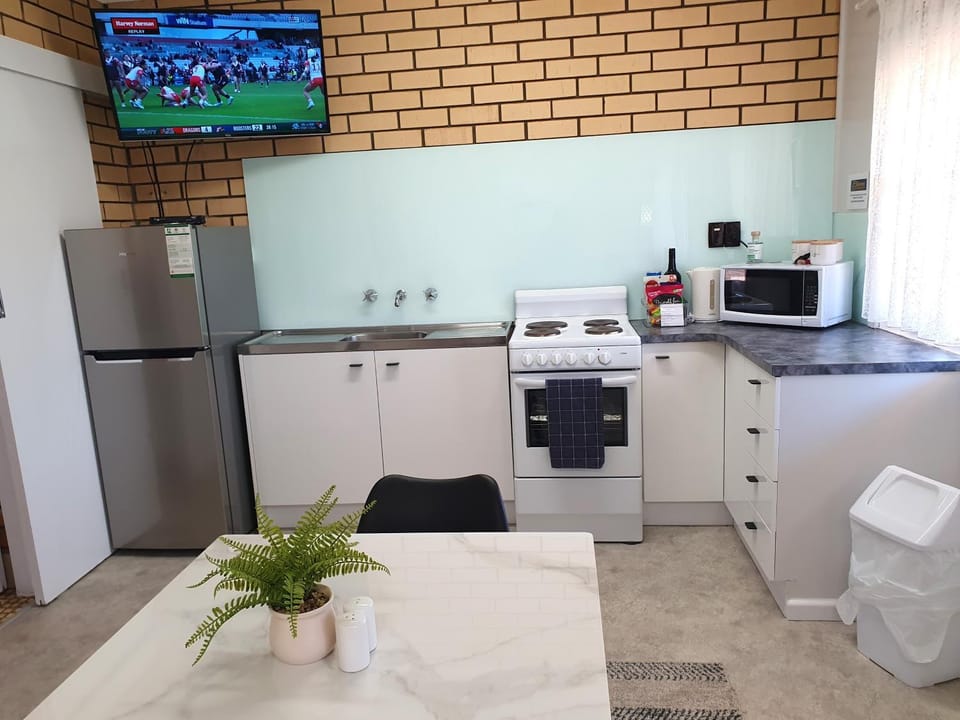 Kitchen or kitchenette, minibar, oven