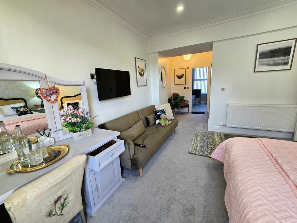 Seating area, Bedroom