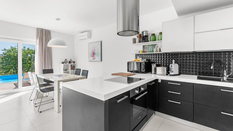 Kitchen or kitchenette, Seating area, Dining area, air conditioner