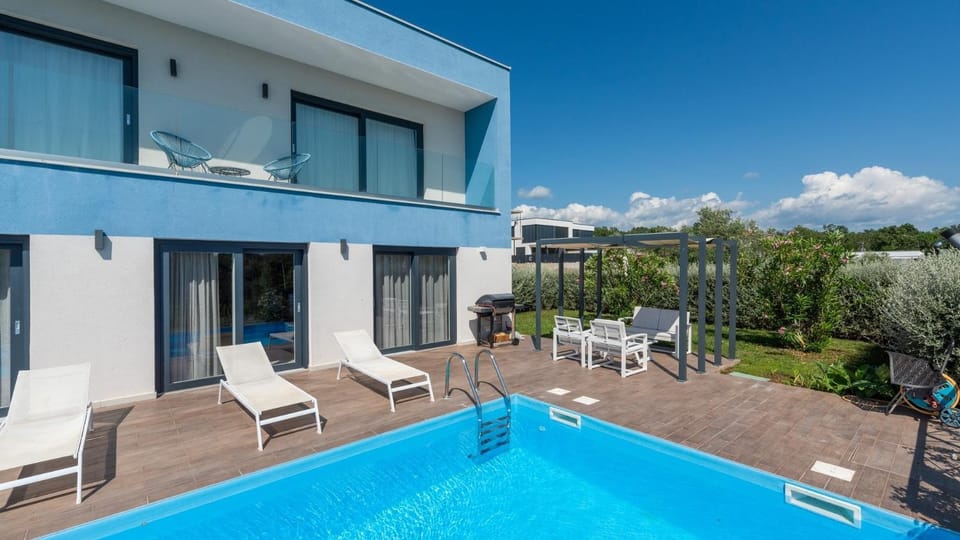 Property building, BBQ facilities, Garden, Balcony/Terrace, Seating area, Swimming pool