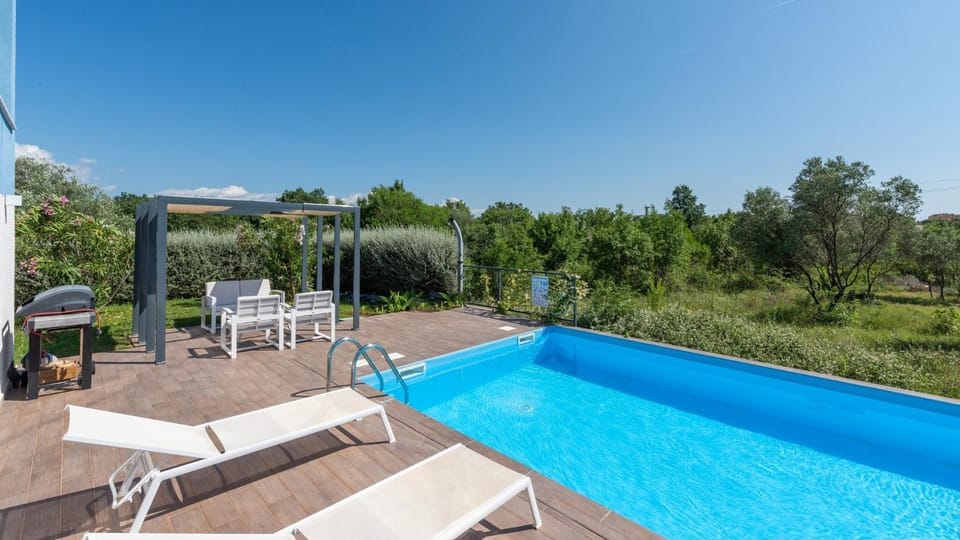 Property building, BBQ facilities, Garden, Balcony/Terrace, Seating area, Swimming pool