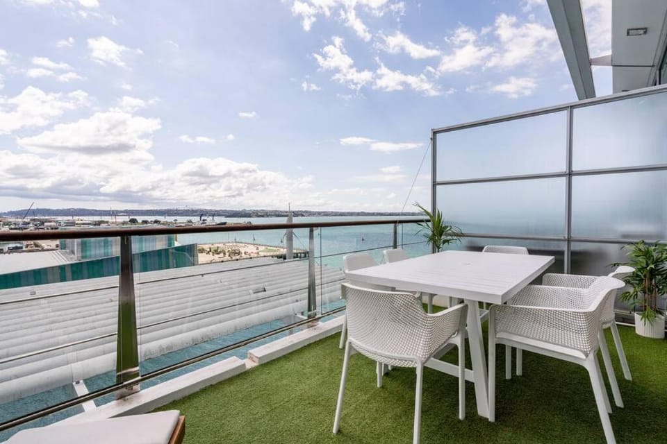 Spacious Penthouse With Spectacular Harbour Views! Apartment in Auckland