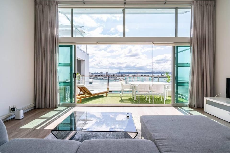 Spacious Penthouse With Spectacular Harbour Views! Apartment in Auckland