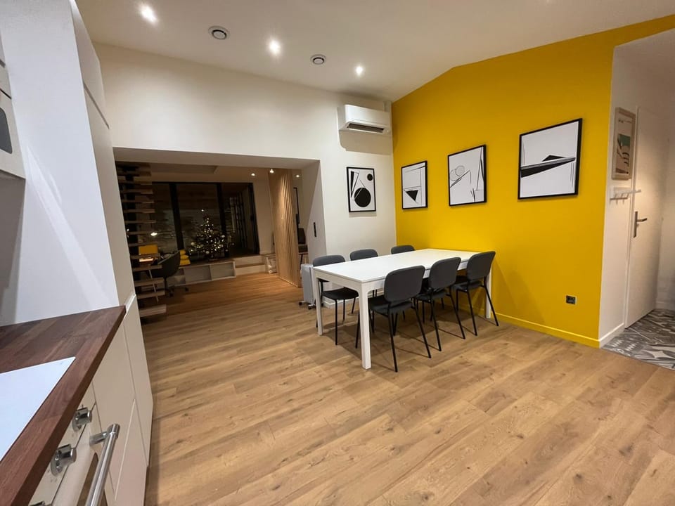Kitchen or kitchenette, Dining area, air conditioner