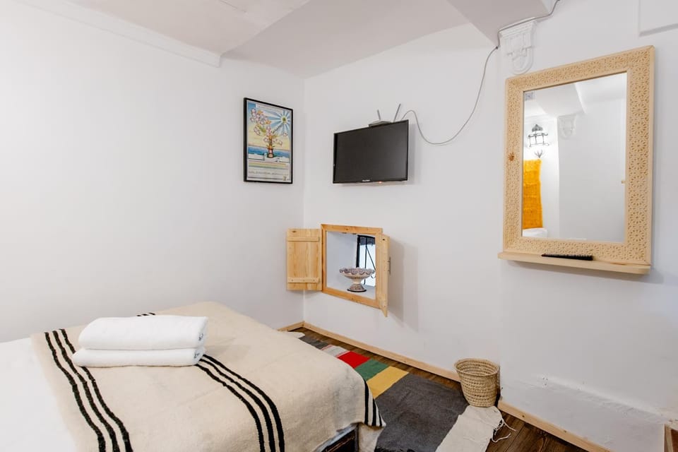 Bed, TV and multimedia, Photo of the whole room