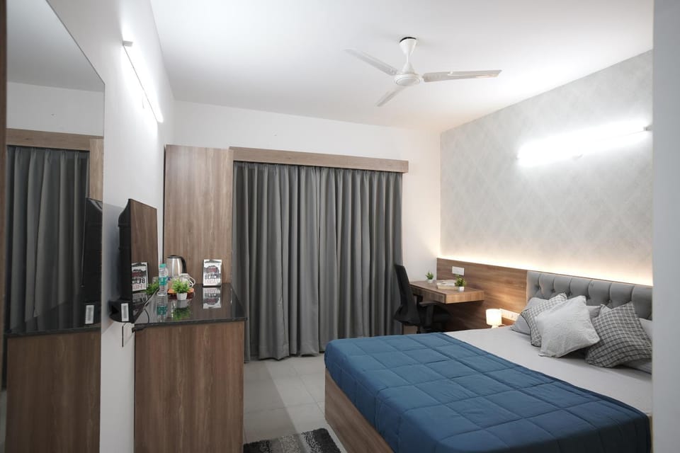 Bed, TV and multimedia, Photo of the whole room, Bedroom