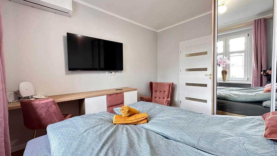 Bed, TV and multimedia, Photo of the whole room, Bedroom, wardrobe