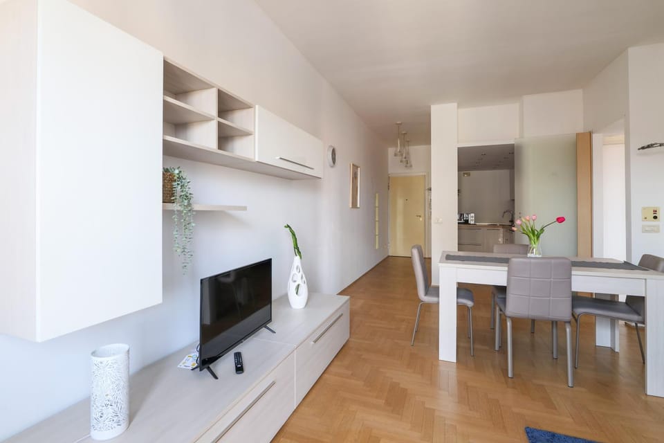 Communal lounge/ TV room, TV and multimedia, Kitchen or kitchenette, Seating area, Dining area, Evening entertainment