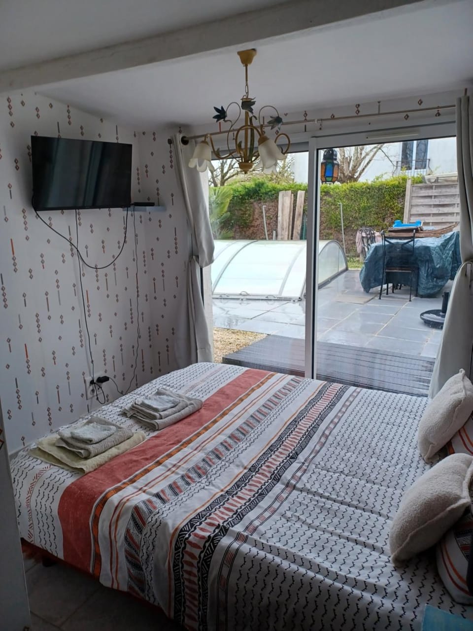 Bed, TV and multimedia, Living room, Photo of the whole room, Seating area, Bedroom, Parking, towels