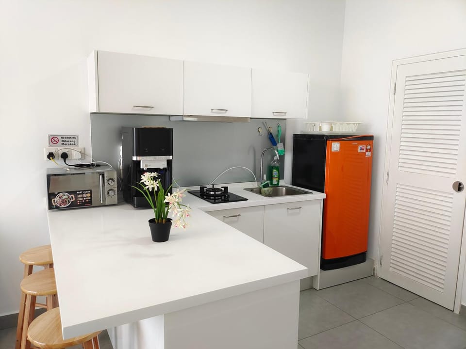 Kitchen or kitchenette, Dining area, minibar, oven