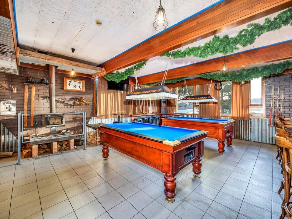 Billiard, Lounge or bar