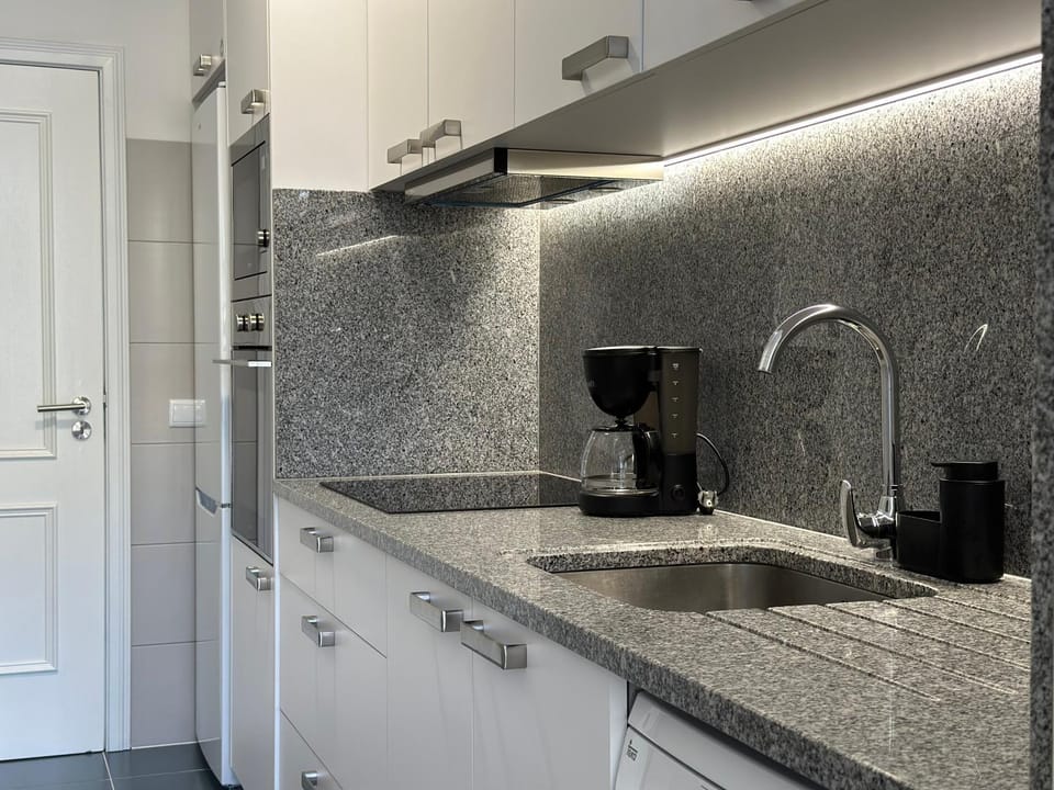 Kitchen or kitchenette, minibar, stove