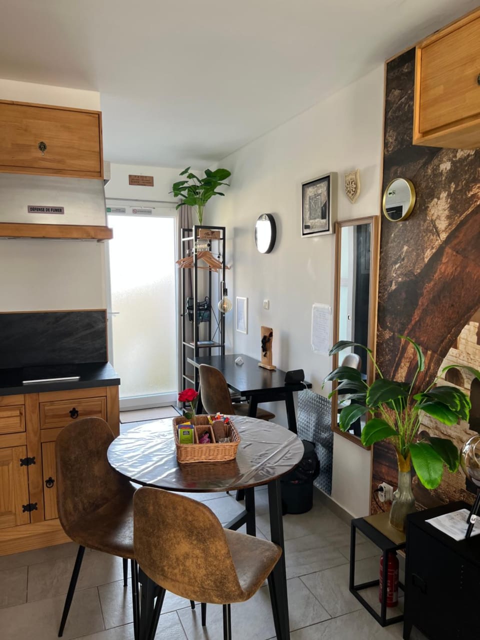 Kitchen or kitchenette, Living room, Seating area, Dining area, Meals