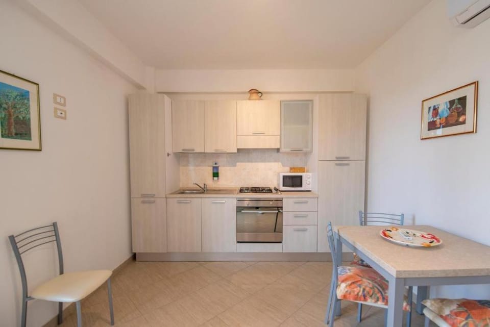 Dining area, pet friendly, stove