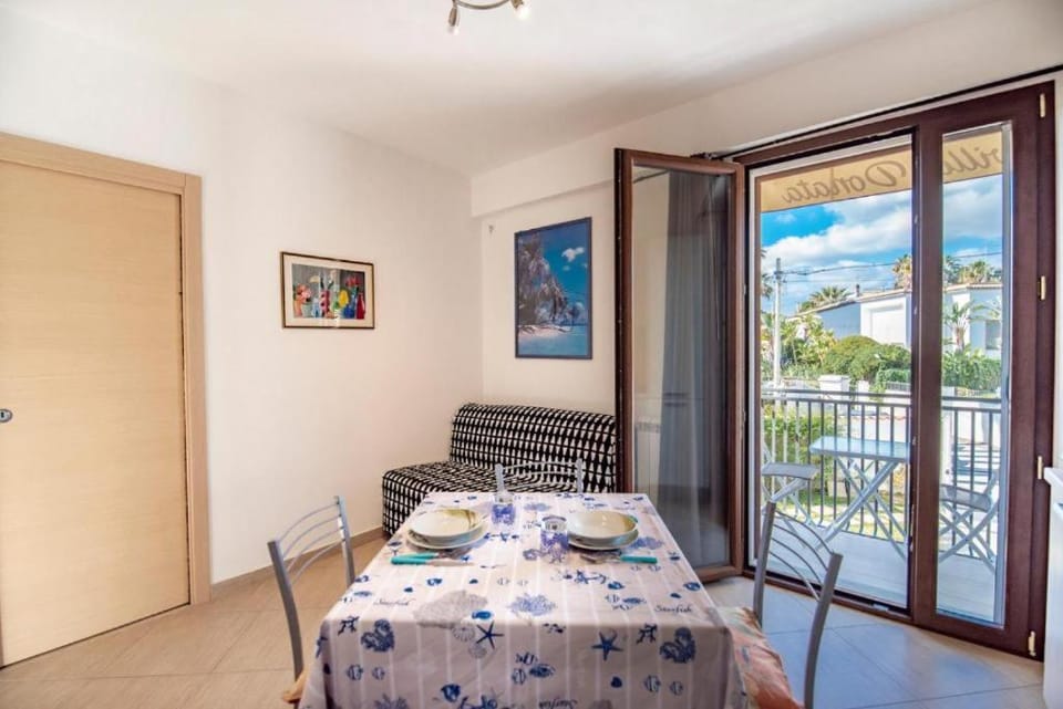 Bed, Dining area