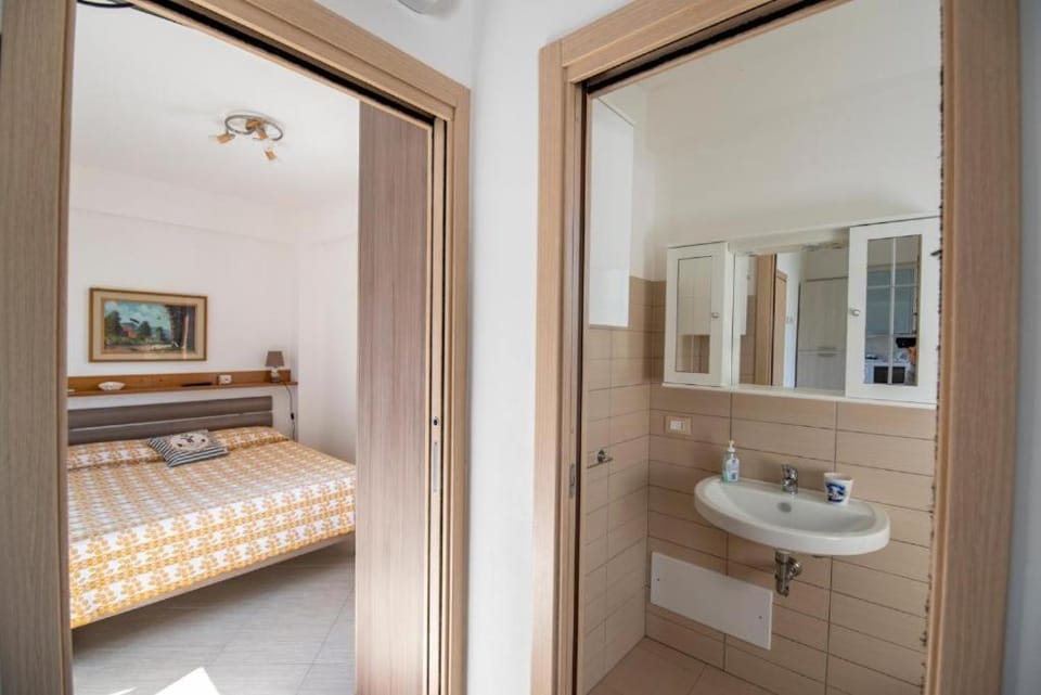 Shower, Bed, Bathroom, Photo of the whole room, Bedroom