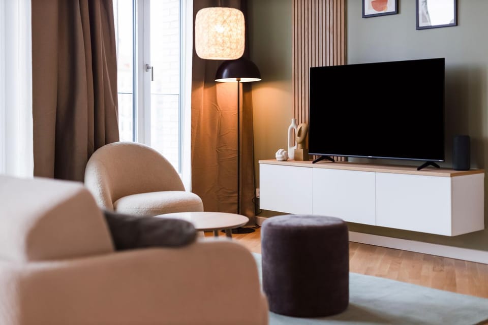 Communal lounge/ TV room, TV and multimedia, Living room, Seating area, Evening entertainment