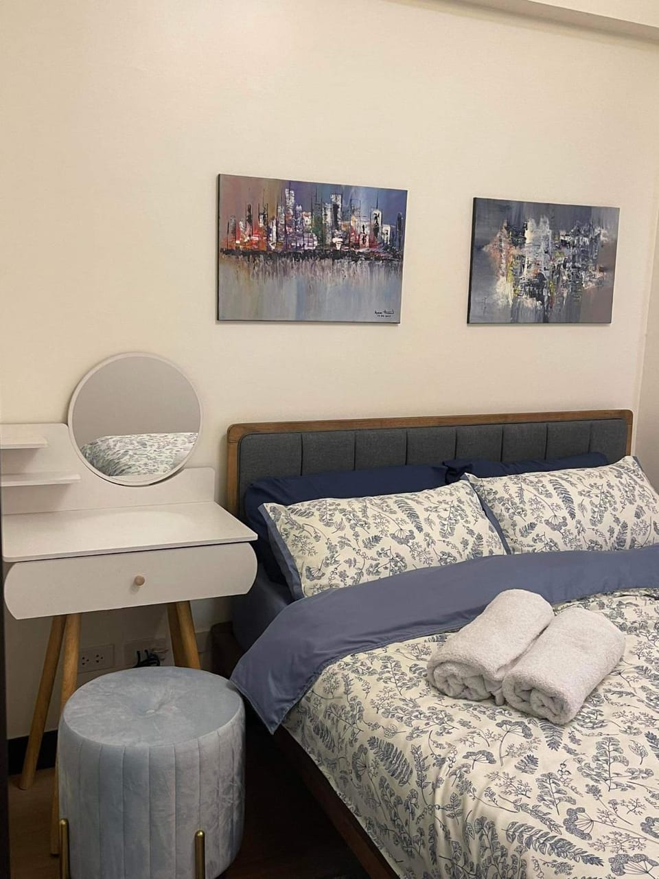 Bedroom, towels