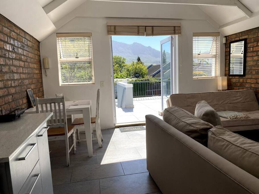 Natural landscape, Kitchen or kitchenette, Living room, Seating area, Dining area, Mountain view