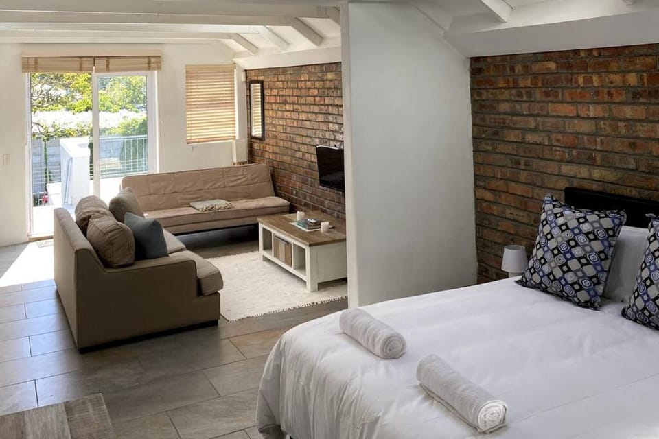 Bed, TV and multimedia, Living room, Photo of the whole room, Seating area, Bedroom, towels