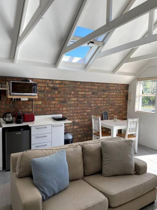 Kitchen or kitchenette, Living room, Seating area, Dining area, minibar, stove