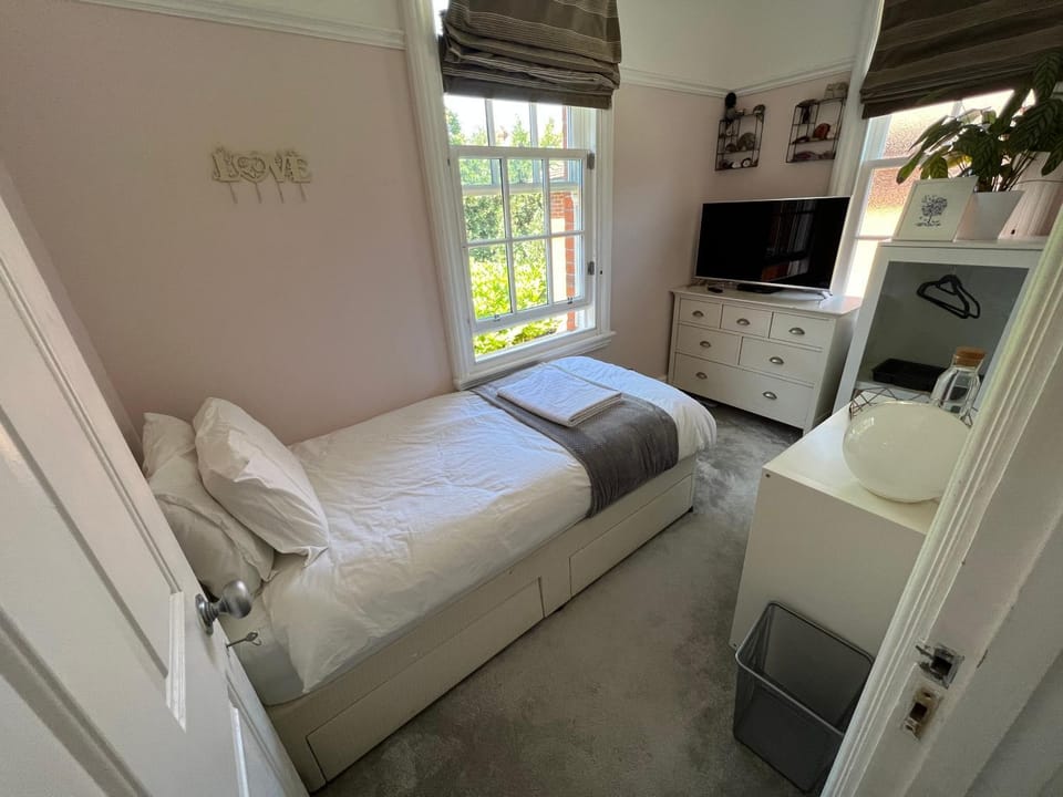 Bed, TV and multimedia, Photo of the whole room, Bedroom