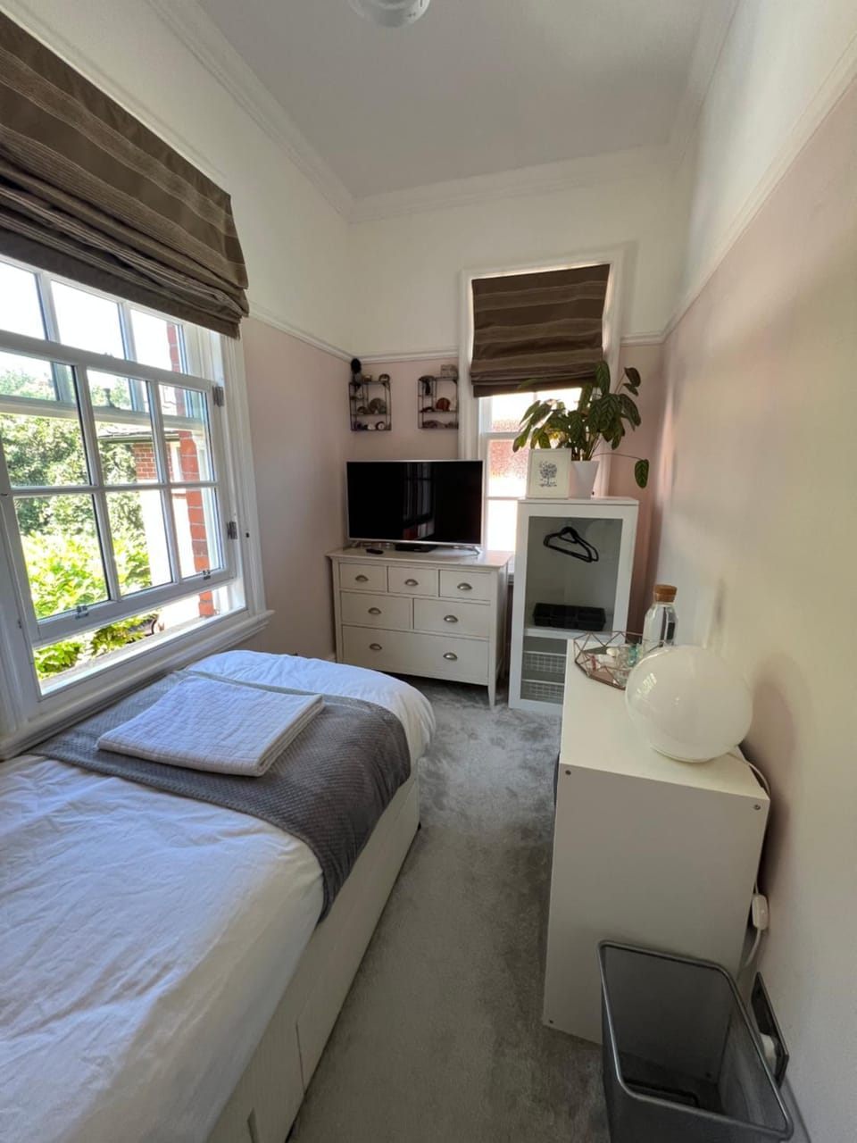 Bed, TV and multimedia, Bedroom