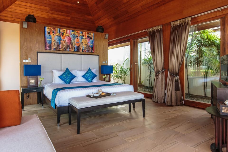 Bed, Photo of the whole room, Seating area, Bedroom, Food