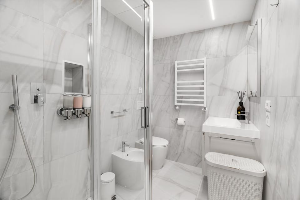 Shower, Toilet, Bathroom, bidet, towels