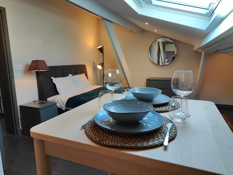 Bed, Seating area, Dining area