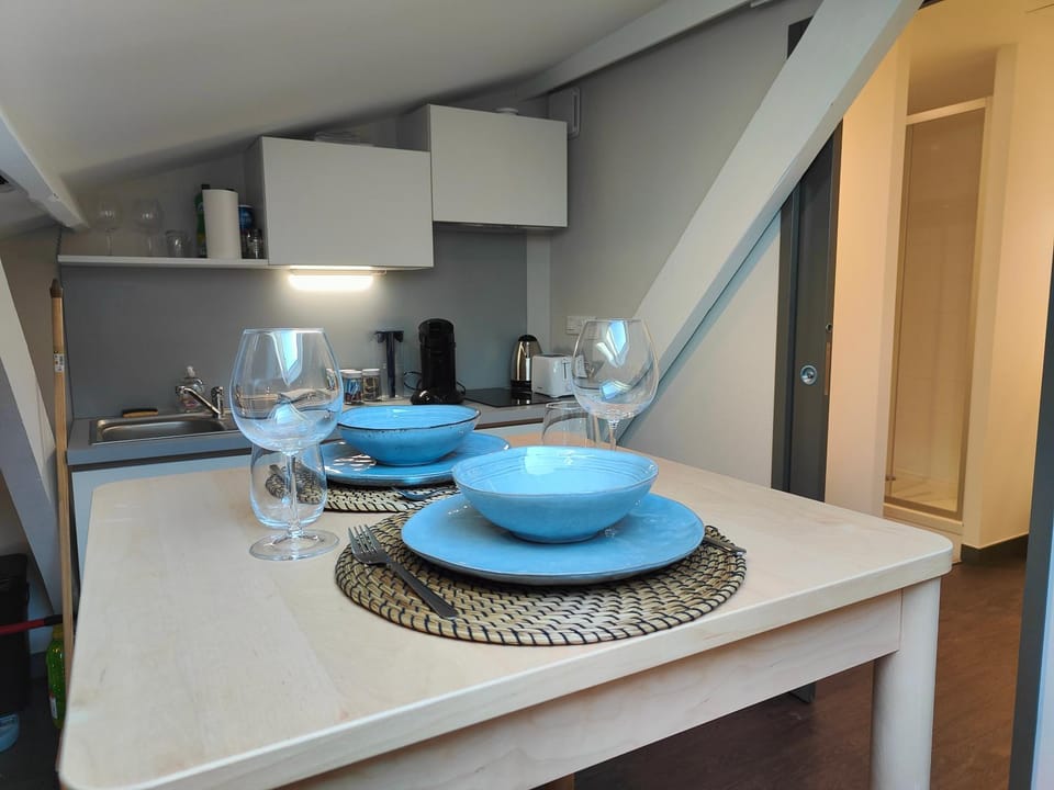 Kitchen or kitchenette, Dining area