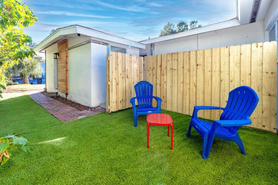 Mins to Beach - Studio Home- Walk to Downtown - Free Parking House in Tarpon Springs