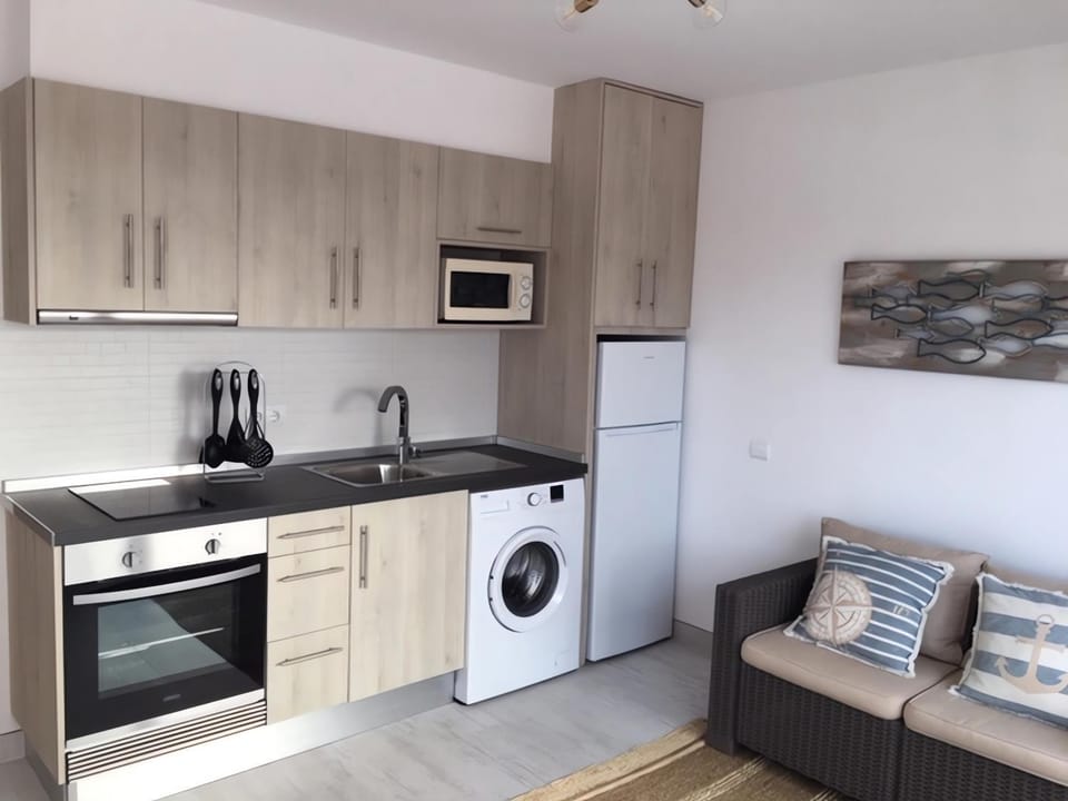 Kitchen or kitchenette, Living room, minibar, pet friendly, stove, washing machine