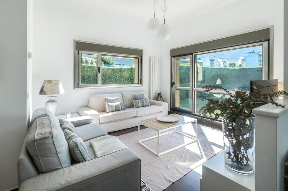 TV and multimedia, Living room, Mountain view, Pool view