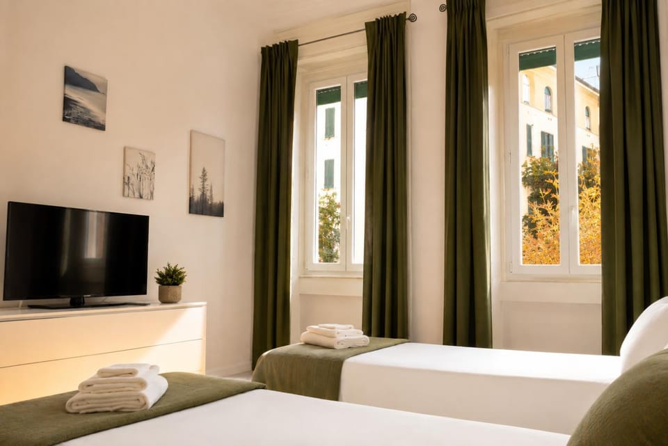 Bed, TV and multimedia, Photo of the whole room, Bedroom, Inner courtyard view