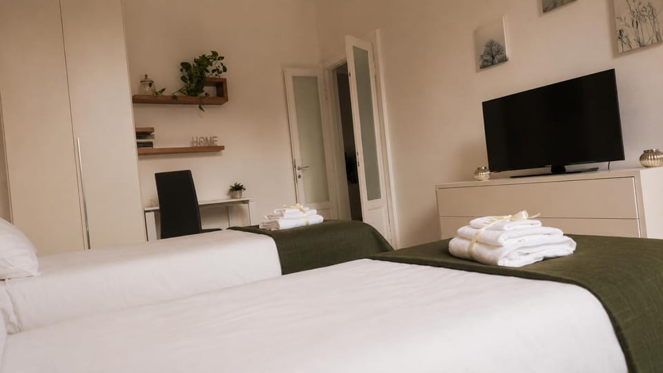 Bed, TV and multimedia, Photo of the whole room, Bedroom, towels