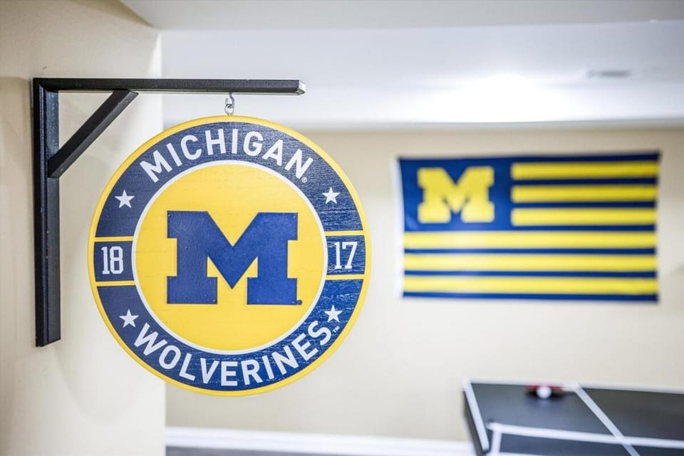 10 Mins To The Big House and Sleeps Up To 10 Guests House in Ohio