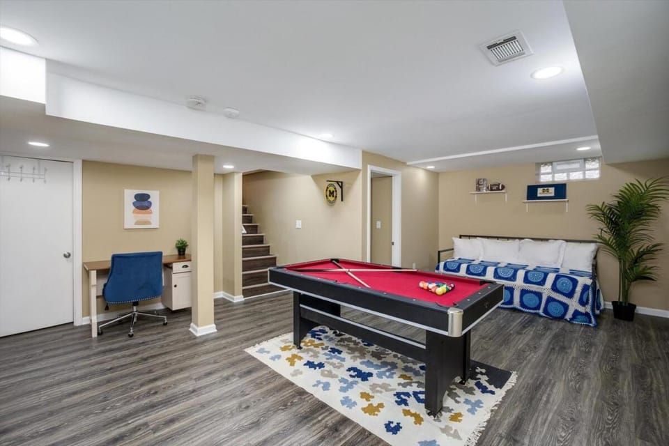 10 Mins To The Big House and Sleeps Up To 10 Guests House in Ohio