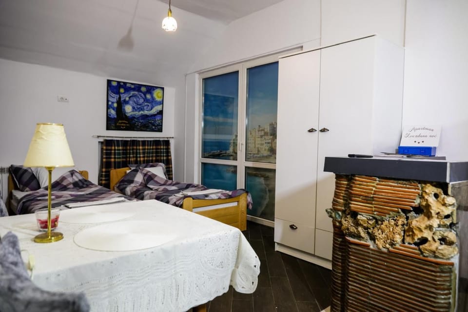 Bed, Seating area, Dining area, wardrobe