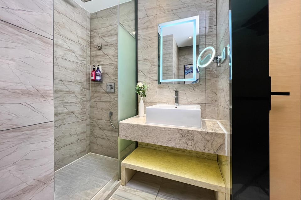 Shower, Restaurant/places to eat, Bathroom