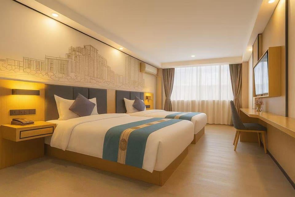Bed, TV and multimedia, Photo of the whole room, Bedroom