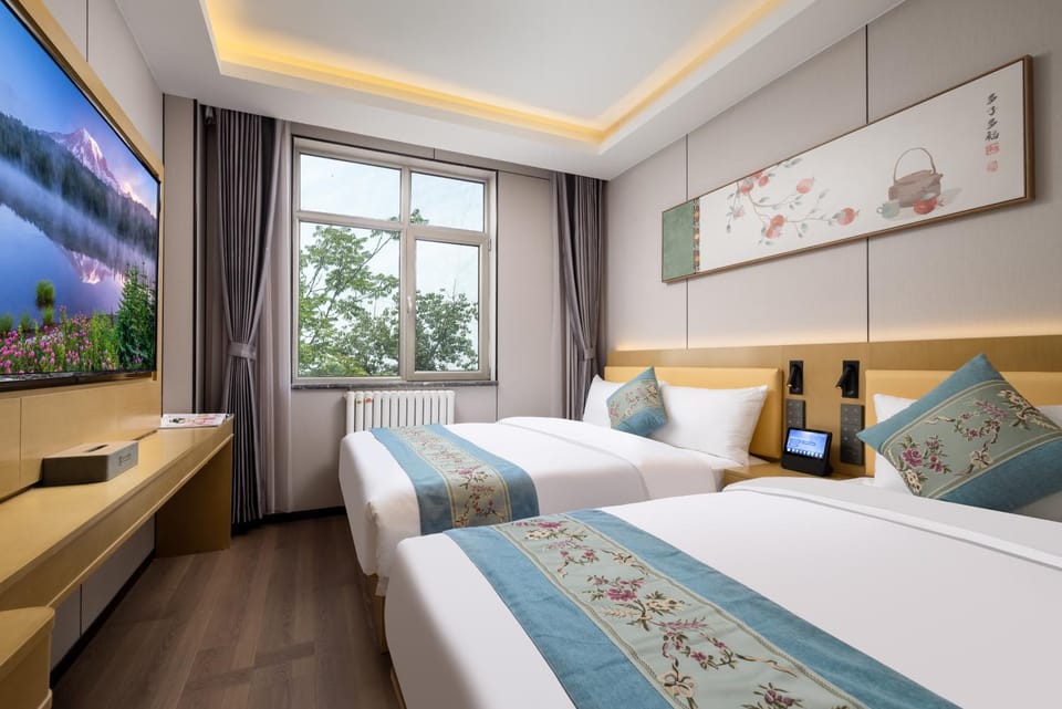 Bed, TV and multimedia, Photo of the whole room, Bedroom