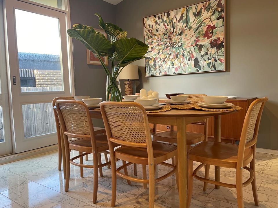 Restaurant/places to eat, Living room, Dining area