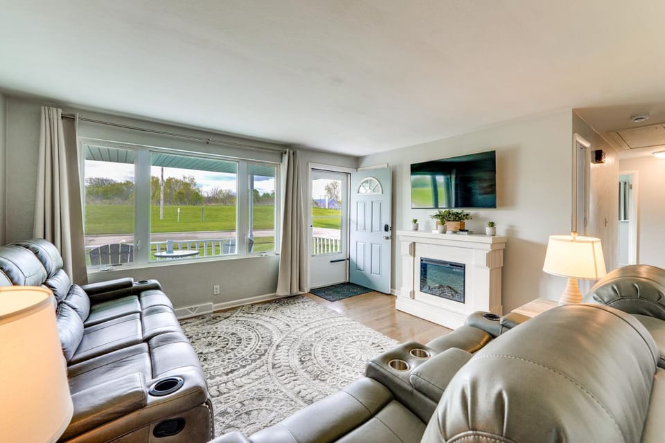 Swim, Bike & Fish: Pet-Friendly Lorain Retreat! House in Lake Erie
