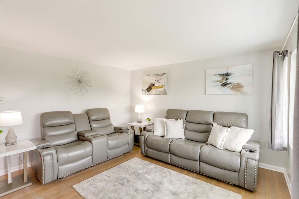 Swim, Bike and Fish Pet-Friendly Lorain Retreat! House in Lake Erie